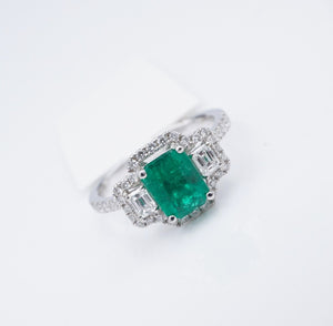 18k White Gold Natural Emerald Diamond Halo Cocktail Ring Size 6.5 NWT CO1178