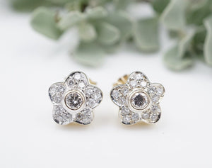 18k White Yellow Gold Floral Diamond Cluster Stud Earrings 9.3mm Vintage EG2317