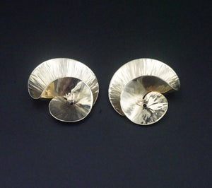 Vintage 1980s Modernist Daunis 14k Gold Textured Swirl Earrings Jackets EG2039